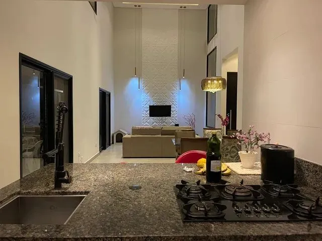 Imagem: A casa em condomínio possui 5 Dormitórios, 4 Suítes, 4