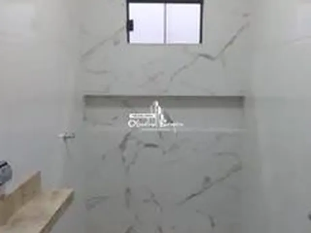 Imagem: A casa possui 3 Dormitórios, 2 Banheiros, 2 Vagas na