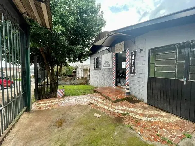 Imagem: Um Terreno com Uma Casa Simples