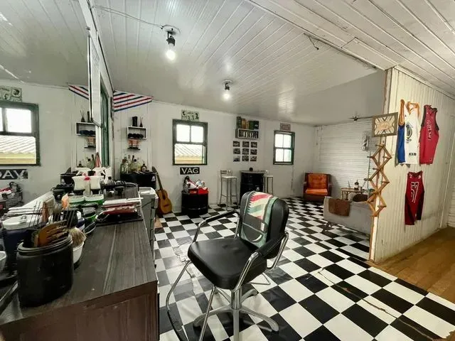 Imagem 8: Um Terreno com Uma Casa Simples