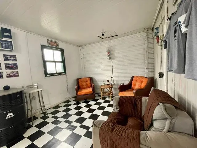 Imagem 2: Um Terreno com Uma Casa Simples