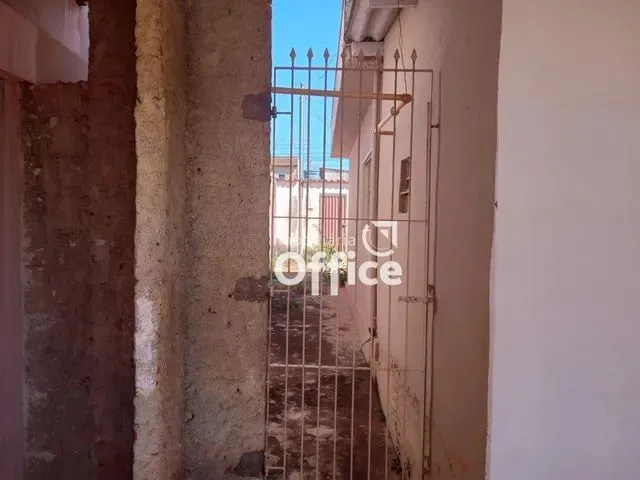 Imagem 13: Casa com 3 Dormitórios À Venda, 300 M² por R$ 370.000,00 - Maracanã - Anápolis/Go
