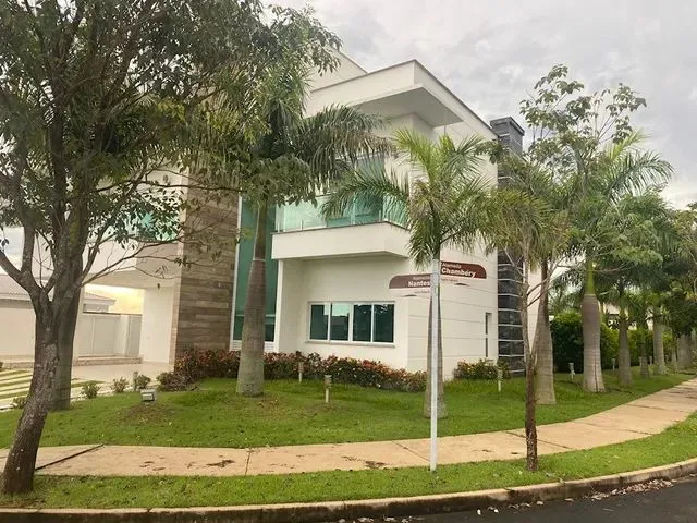 Imagem: A casa possui 4 Dormitórios, 4 Suítes, 5 Banheiros, 3