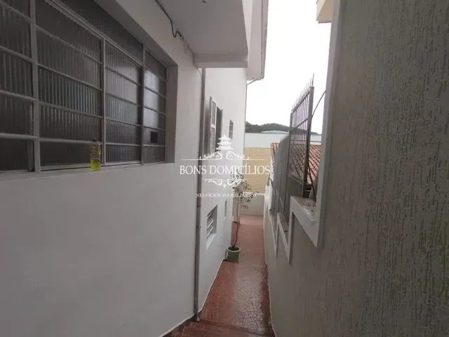 Imagem: A casa possui 1 Dormitório, 2 Banheiros, 70m² de Área e