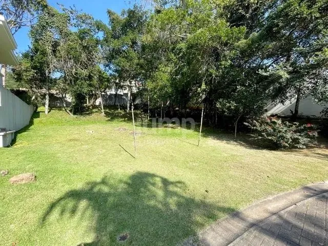 Imagem: Terreno À Venda em Condomínio Fechado