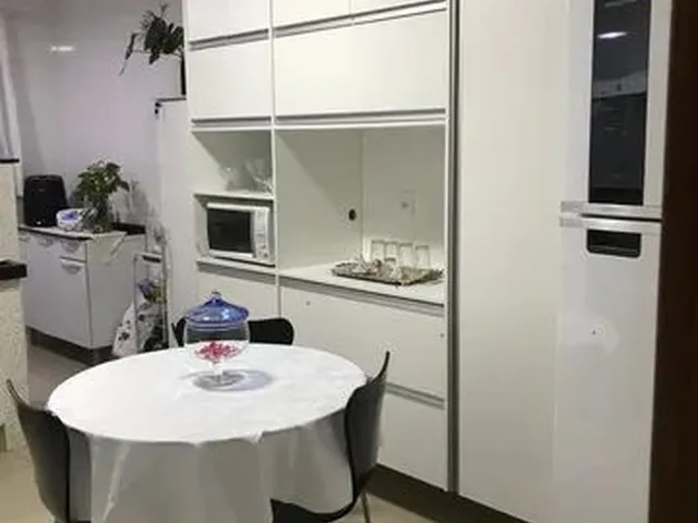 Imagem: O apartamento possui 2 Dormitórios, 1 Suíte, 2 Banheiros,