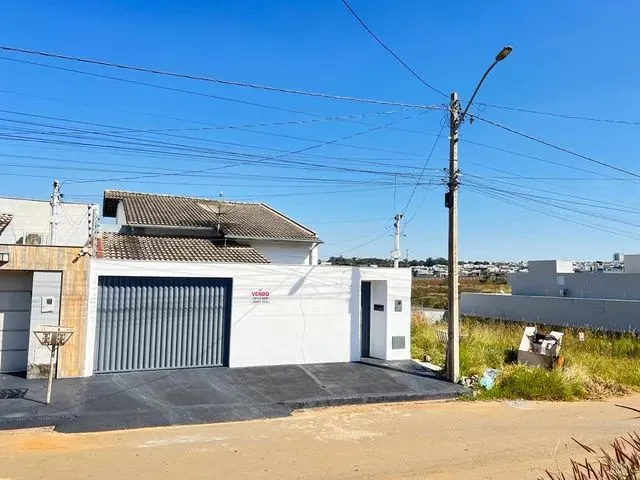 Imagem: A casa possui 3 Dormitórios, 2 Banheiros, 300m² de Área