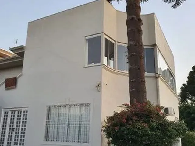 Imagem: A casa possui 5 Dormitórios, 2 Suítes, 4 Banheiros, 5