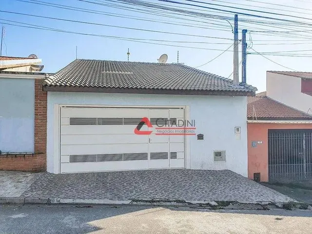 Imagem: A casa possui 3 Dormitórios, 1 Suíte, 2 Banheiros, 2