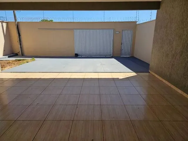 Imagem: A casa possui 3 Dormitórios, 1 Suíte, 1 Banheiro, 2 Vagas