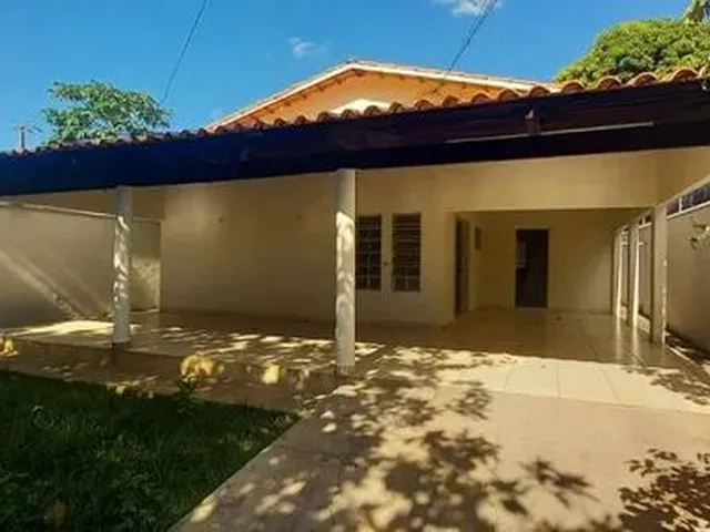 Imagem: A casa possui 3 Dormitórios, 1 Suíte, 1 Banheiro, 2 Vagas
