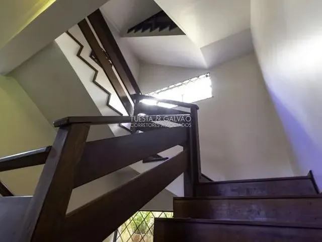 Imagem 12: Imponente Casa de 421M2, com 6 Vagas (3 Cobertas) em Rua Tranquila, nas Mercês. Perfeita