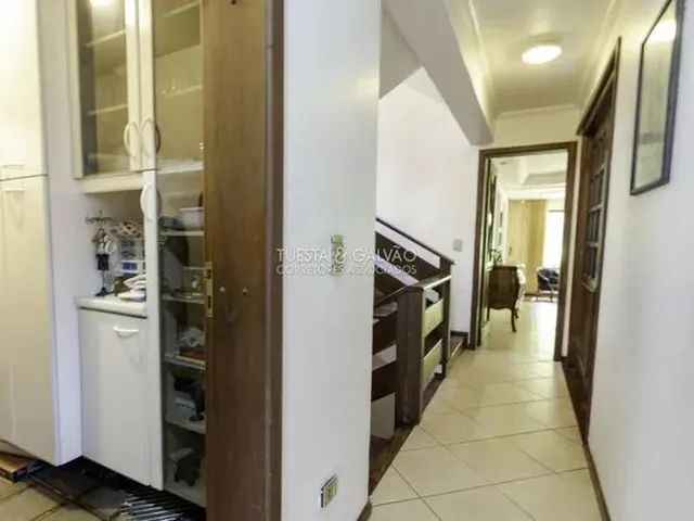 Imagem 2: Imponente Casa de 421M2, com 6 Vagas (3 Cobertas) em Rua Tranquila, nas Mercês. Perfeita