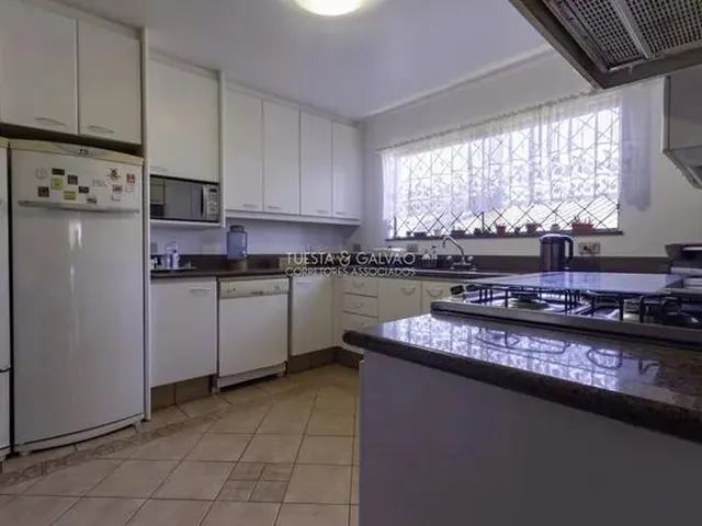 Imagem 9: Imponente Casa de 421M2, com 6 Vagas (3 Cobertas) em Rua Tranquila, nas Mercês. Perfeita