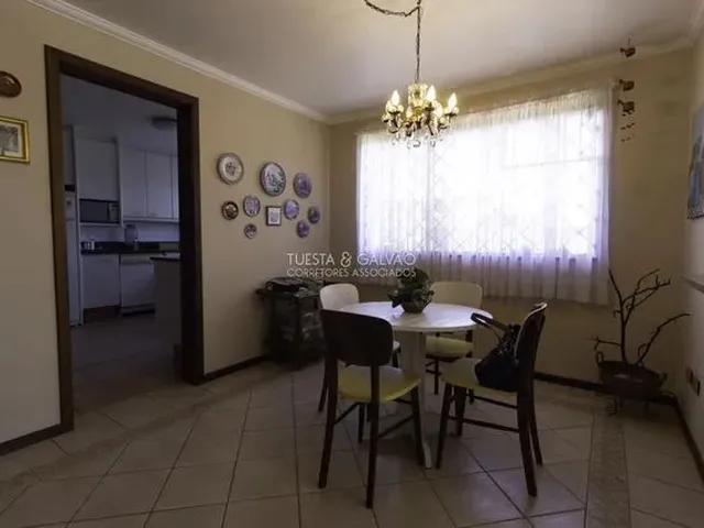 Imagem 5: Imponente Casa de 421M2, com 6 Vagas (3 Cobertas) em Rua Tranquila, nas Mercês. Perfeita