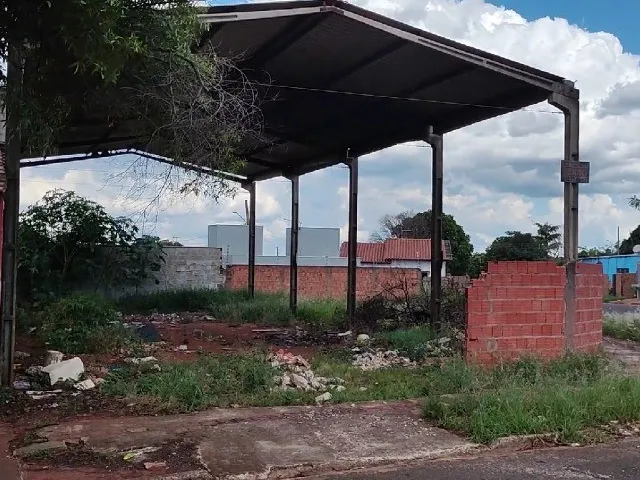 Imagem: Terreno de Esquina com Estrutura para Barracão