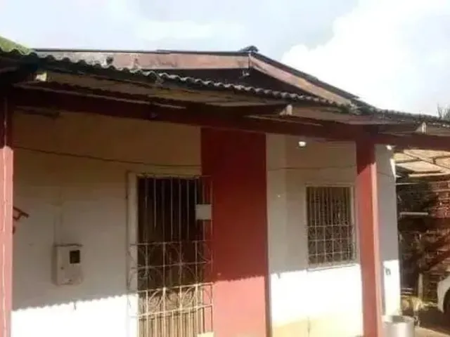 Imagem: A casa possui 2 Dormitórios, 1 Banheiro, 2 Vagas na