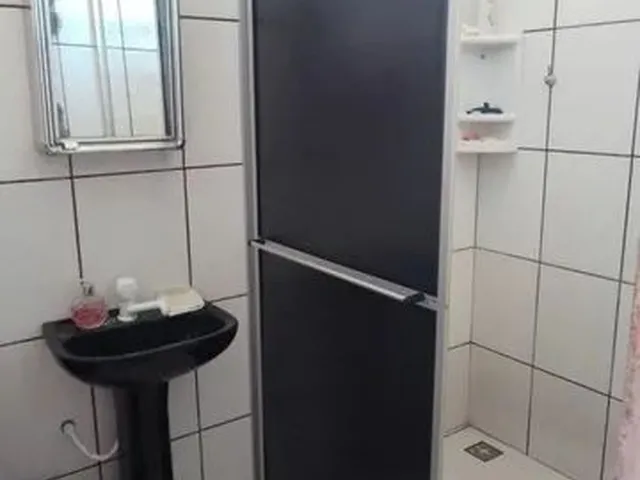 Imagem: A casa possui 3 Dormitórios, 2 Suítes, 2 Banheiros, 2