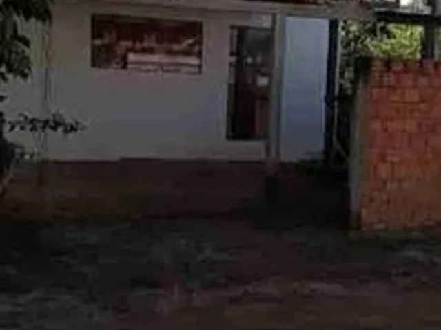 Imagem: A casa possui 2 Dormitórios, 1 Banheiro, 2 Vagas na