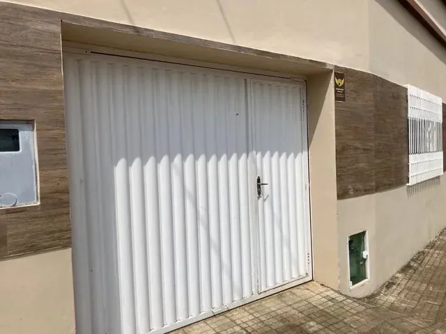 Imagem: A casa possui 3 Dormitórios, 2 Banheiros, 2 Vagas na