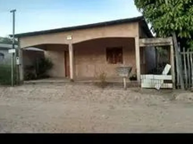 Imagem: A casa possui 3 Dormitórios, 2 Banheiros e está