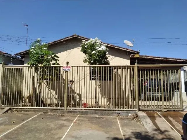Imagem: A casa possui 2 Dormitórios, 1 Banheiro, 2 Vagas na