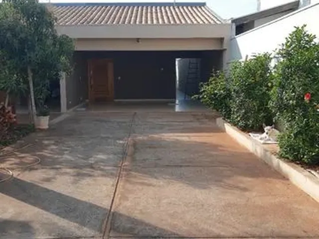 Imagem: A casa possui 3 Dormitórios, 1 Suíte, 3 Banheiros, 5