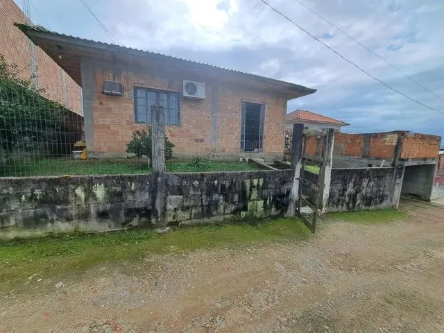 Imagem: A casa possui 2 Dormitórios, 1 Banheiro, 1 Vaga na