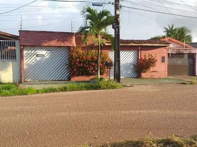Imagem: A casa possui 4 Dormitórios, 3 Banheiros, 2 Vagas na