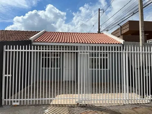 Imagem: A casa possui 2 Dormitórios, 1 Banheiro, 1 Vaga na garagem