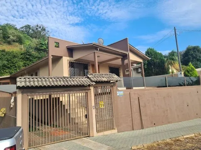 Imagem: A casa possui 3 Dormitórios, 1 Suíte, 2 Banheiros, 2