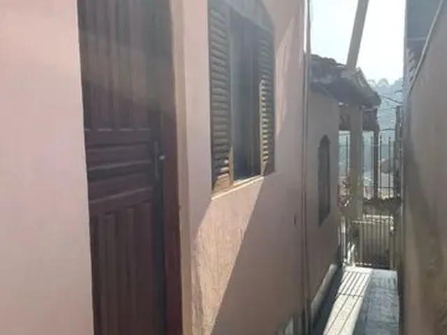 Imagem: A casa possui 1 Dormitório, 1 Banheiro, 1 Vaga na garagem,