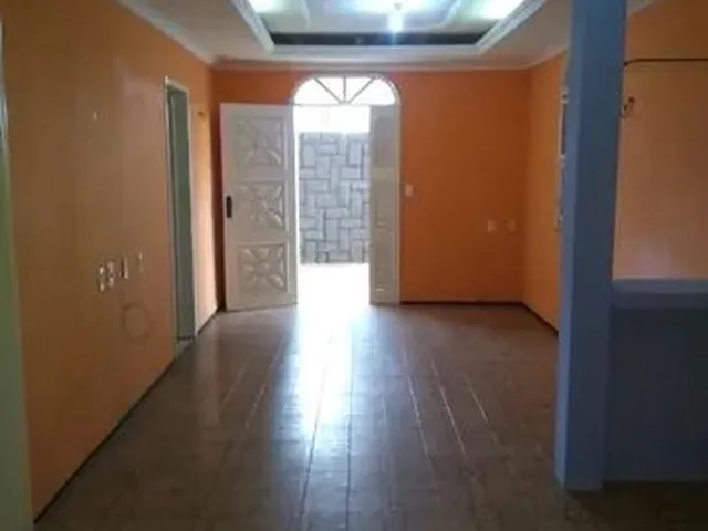 Imagem: A casa possui 2 Dormitórios, 3 Banheiros, 2 Vagas na