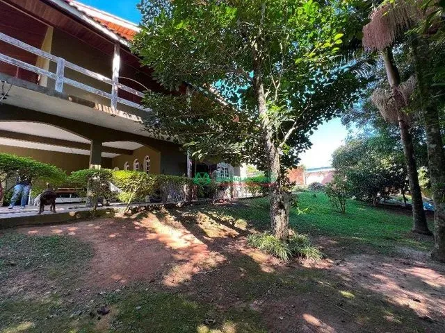 Imagem: A casa em condomínio possui 3 Dormitórios, 3 Suítes, 3