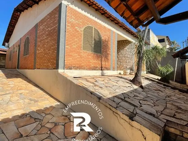Imagem: Vendo Casa com 4 Suítes no Centro. Luzia
