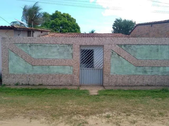 Imagem: A casa possui 3 Dormitórios, 2 Banheiros, 1 Vaga na
