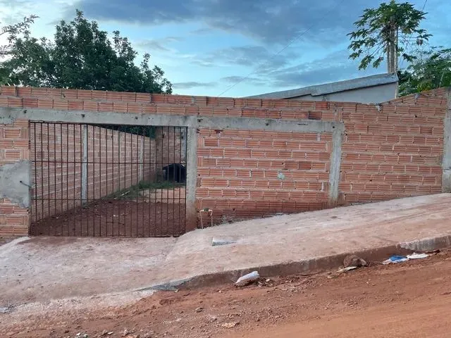 Imagem: A casa possui 2 Dormitórios, 1 Banheiro, 1 Vaga na garagem