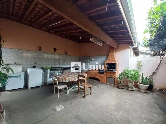 Imagem: Casa com 4 Dormitórios À Venda, 240 M²
