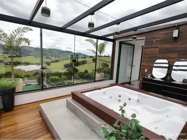 Imagem: A Casa Fica no Condomínio Vale dos Lagos