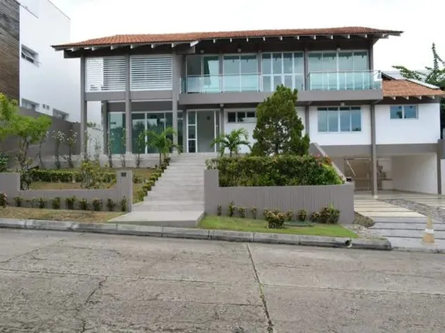 Imagem: Excelente Casa Desocupada com 4 Suítes