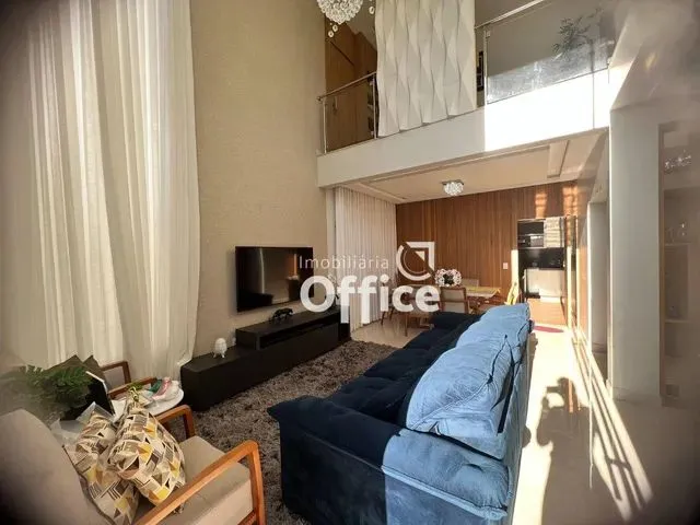 Imagem: A casa possui 3 Dormitórios, 1 Suíte, 1 Banheiro, 4 Vagas