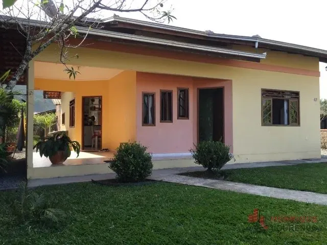 Imagem: A casa possui 3 Dormitórios, 1 Suíte, 2 Banheiros, 2