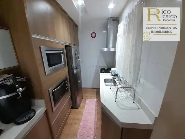 Imagem: O apartamento possui 2 Dormitórios, 1 Suíte, 2 Banheiros,