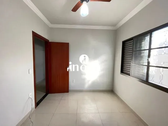 Imagem 16: Casa para Aluguel, 3 Quartos, 1 Suíte, 3 Vagas, Nenê Gomes, Jardim - Uberaba/Mg