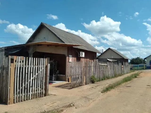 Imagem: A casa possui 1 Dormitório, 1 Banheiro, 1 Vaga na garagem,