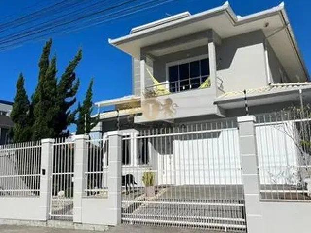 Imagem: A casa possui 3 Dormitórios, 1 Suíte, 3 Banheiros, 2