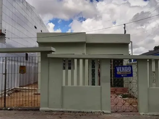 Imagem: A casa possui 5 Dormitórios, 3 Banheiros, 3 Vagas na