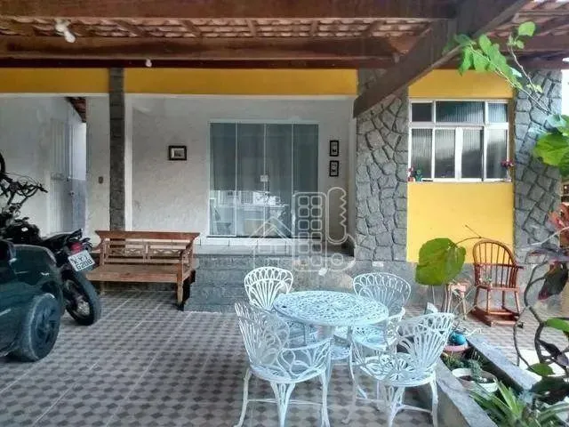 Imagem: Casa com 4 Dormitórios À Venda, 180 M²