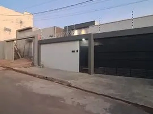 Imagem: A casa possui 3 Dormitórios, 3 Suítes, 4 Banheiros, 2