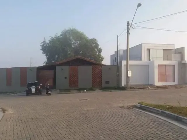 Imagem: A casa possui 3 Dormitórios, 2 Banheiros, 2 Vagas na garagem